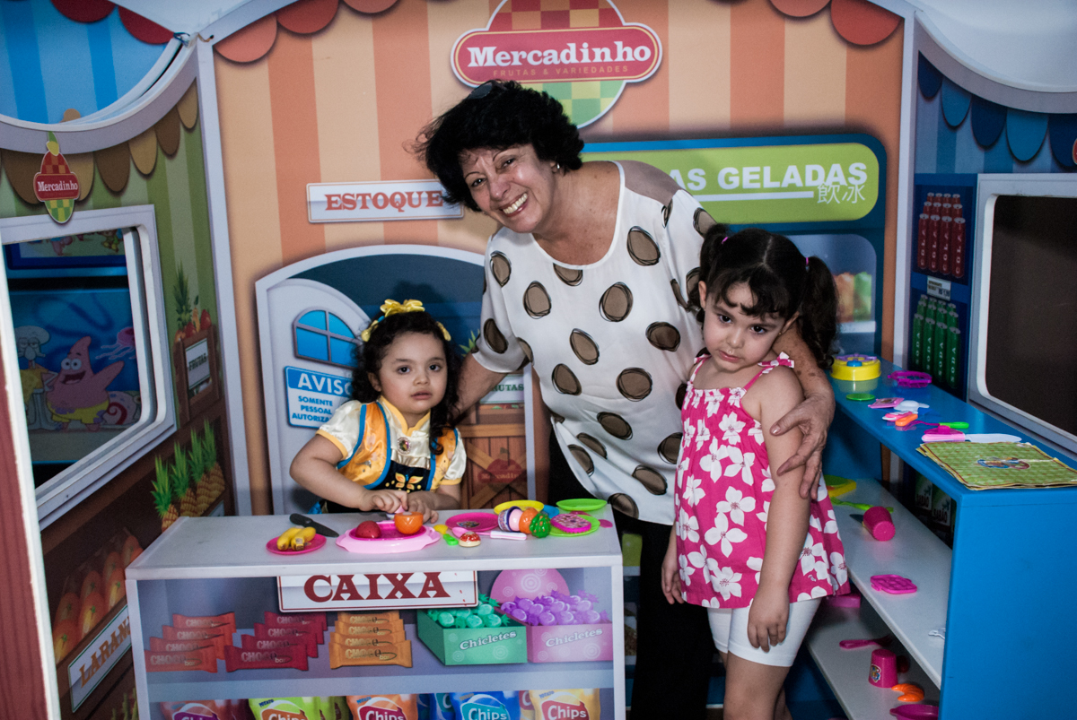 A vovò e recebida pelas netas na festa