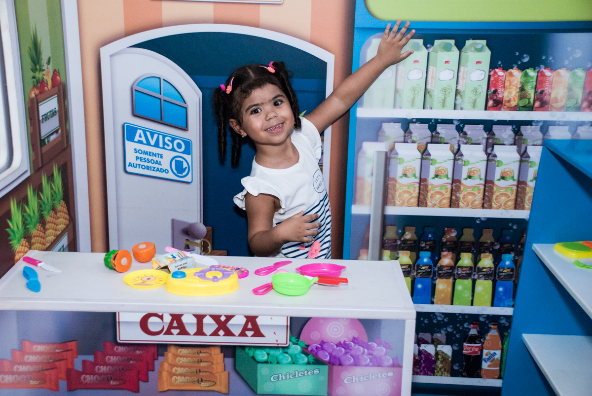 Mais uma menina linda curtindo a casa de bonecas