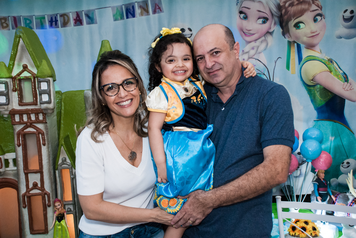 Fotografia da família com a aniversariante