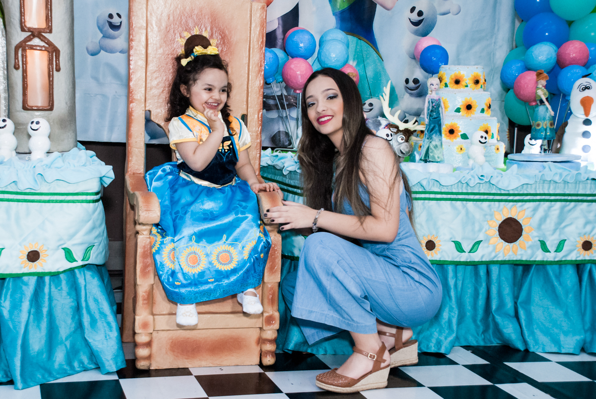 posando para a foto com a irmã