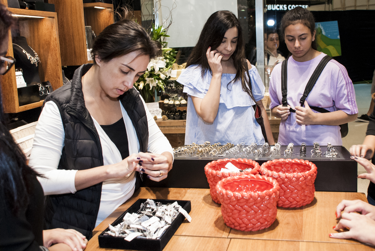 escolhendo presentes loja morana