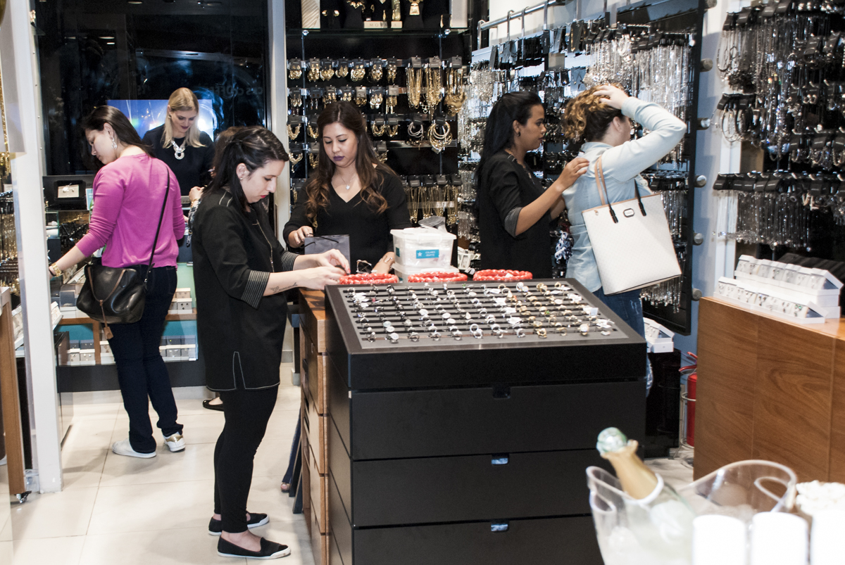 atendendo os clientes da loja morana