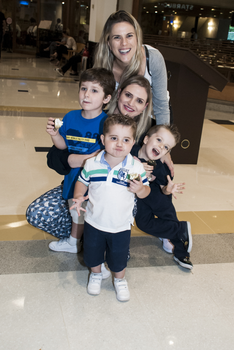 as crianças se divertem