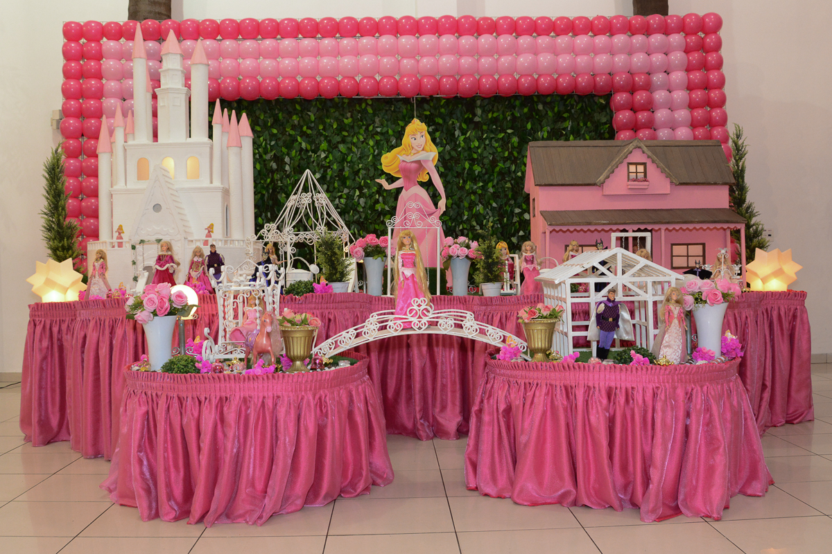 Fotografia da mesa Princesa Sofie Buffet Comics São Paulo SP