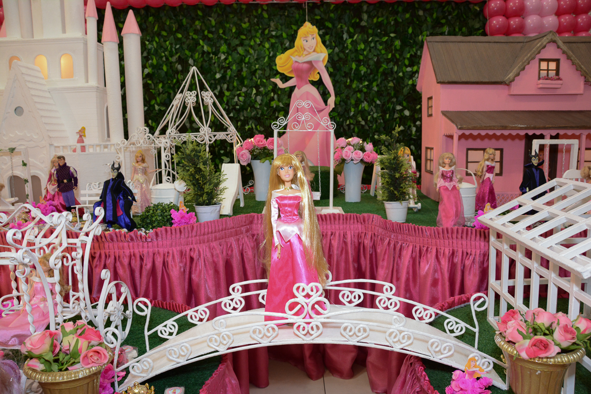 Fotografia detalhe da mesa Princesa Sofia Buffet Comics São Pauli SP