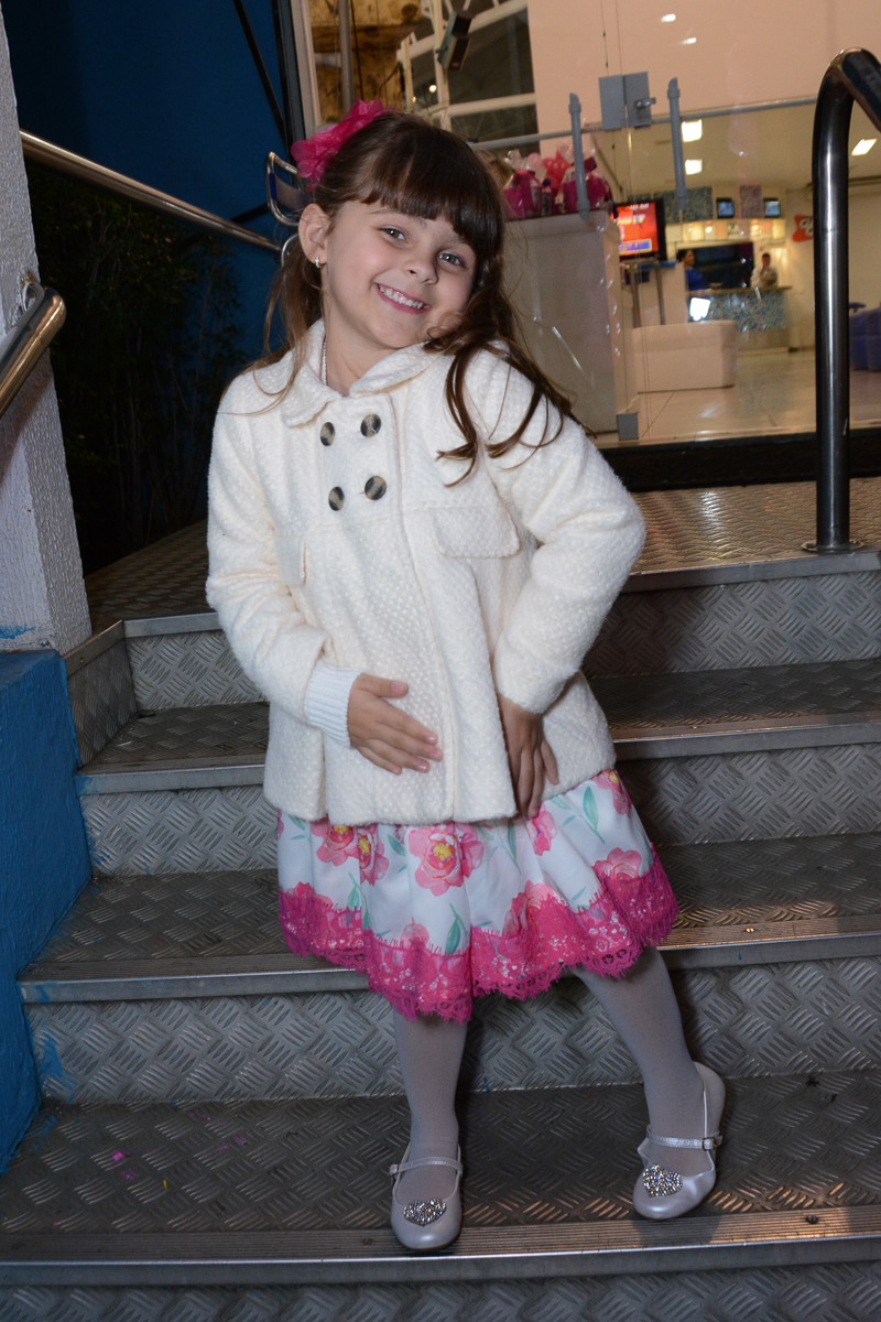 Fotografia da aniversariante na frente do Buffet Comics São Paulo SP