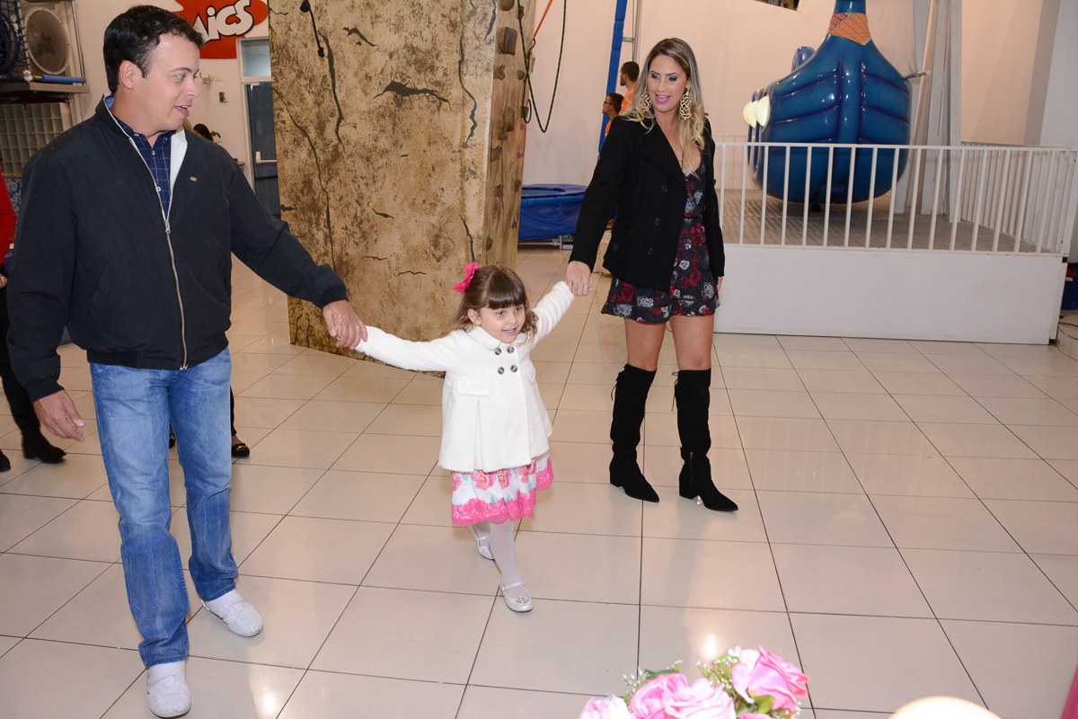 Fotografia da entrada da família no Buffet Comics São Paulo SP