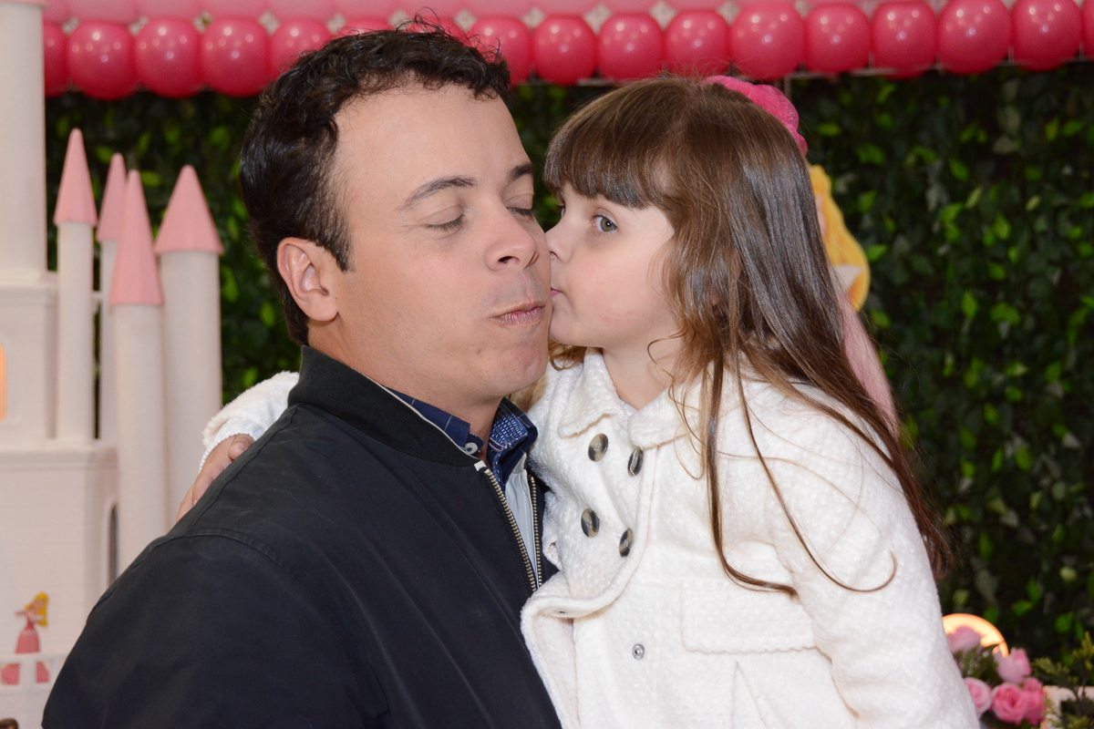 fotografia da aniversariante beijando o pai Buffet Comics São Paulo SP