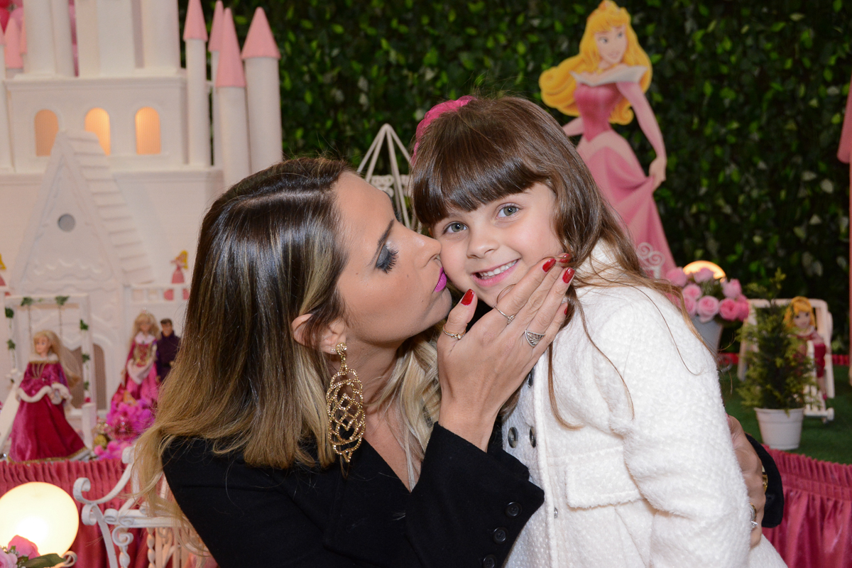 Fotografia da mãe beijando a aniversariante Buffet Comics São Paulo SP