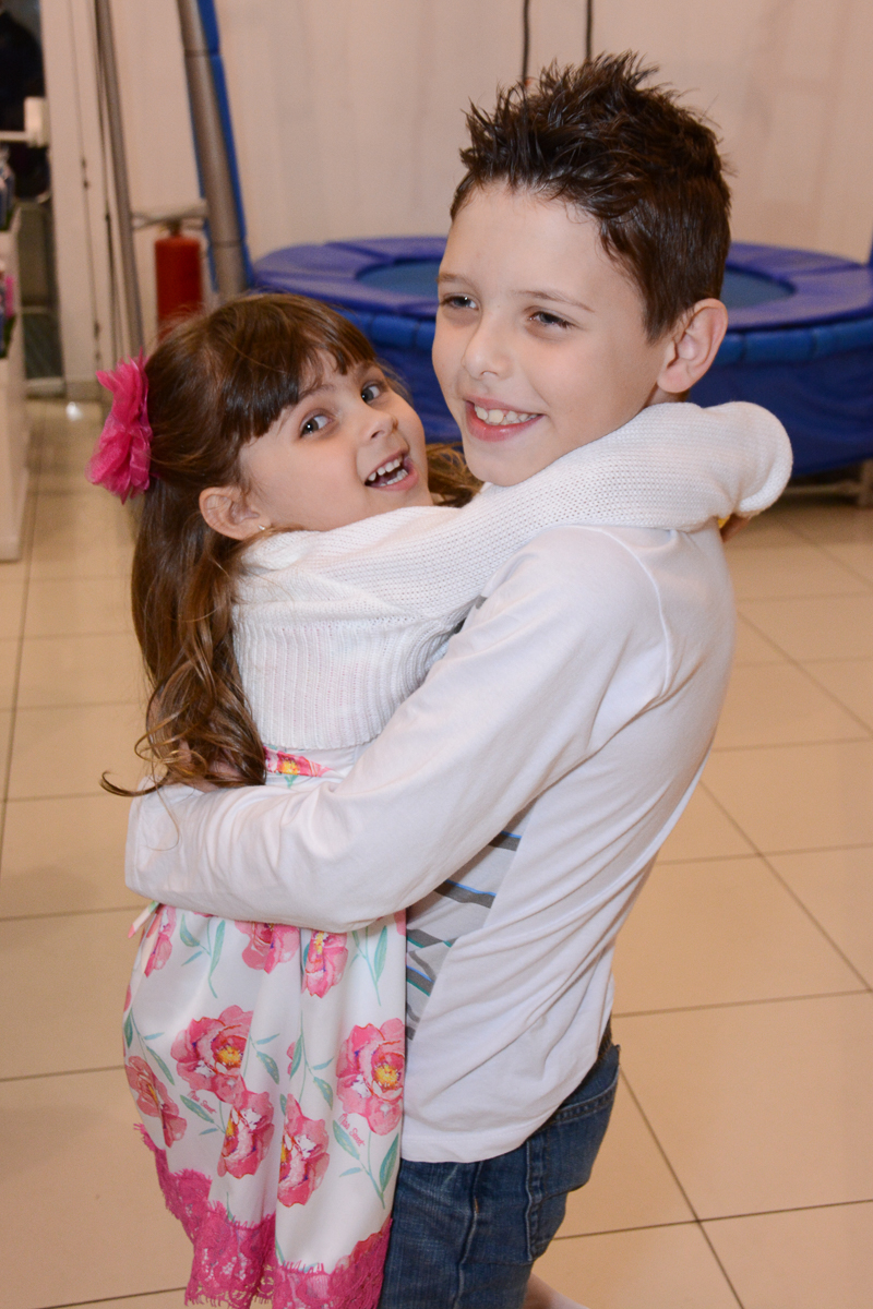 Fotografia da aniversariante com o primo Buffet Comics São Paulo SP