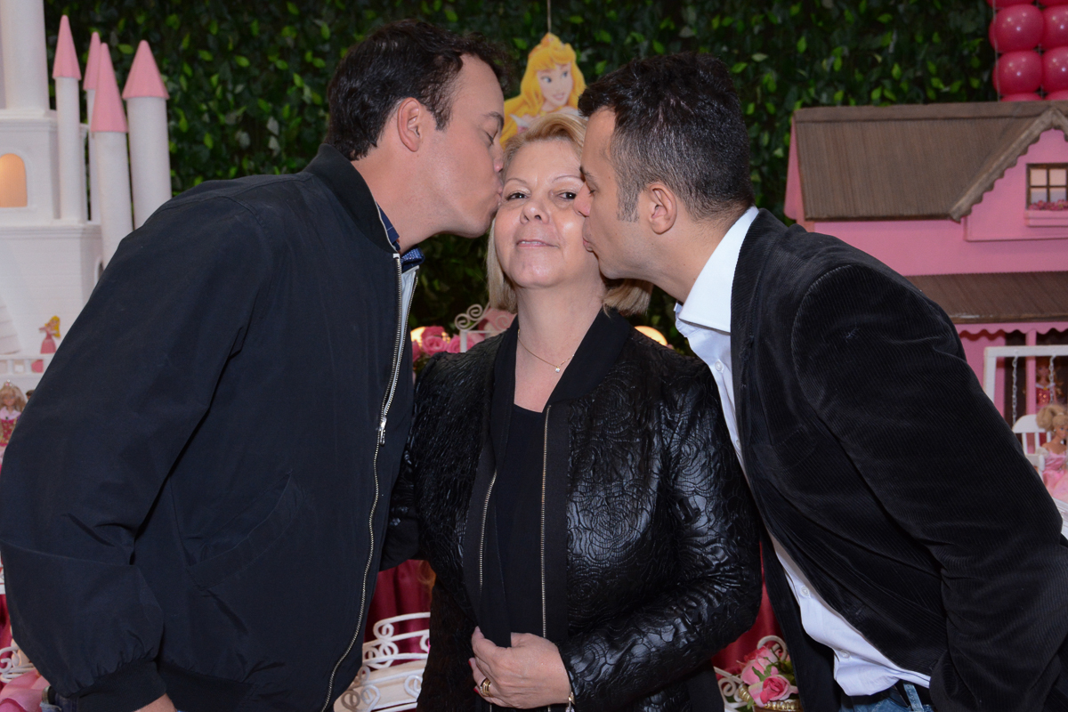 Fotografia filhos beijando a mãe Buffet Comics São Paulo SP