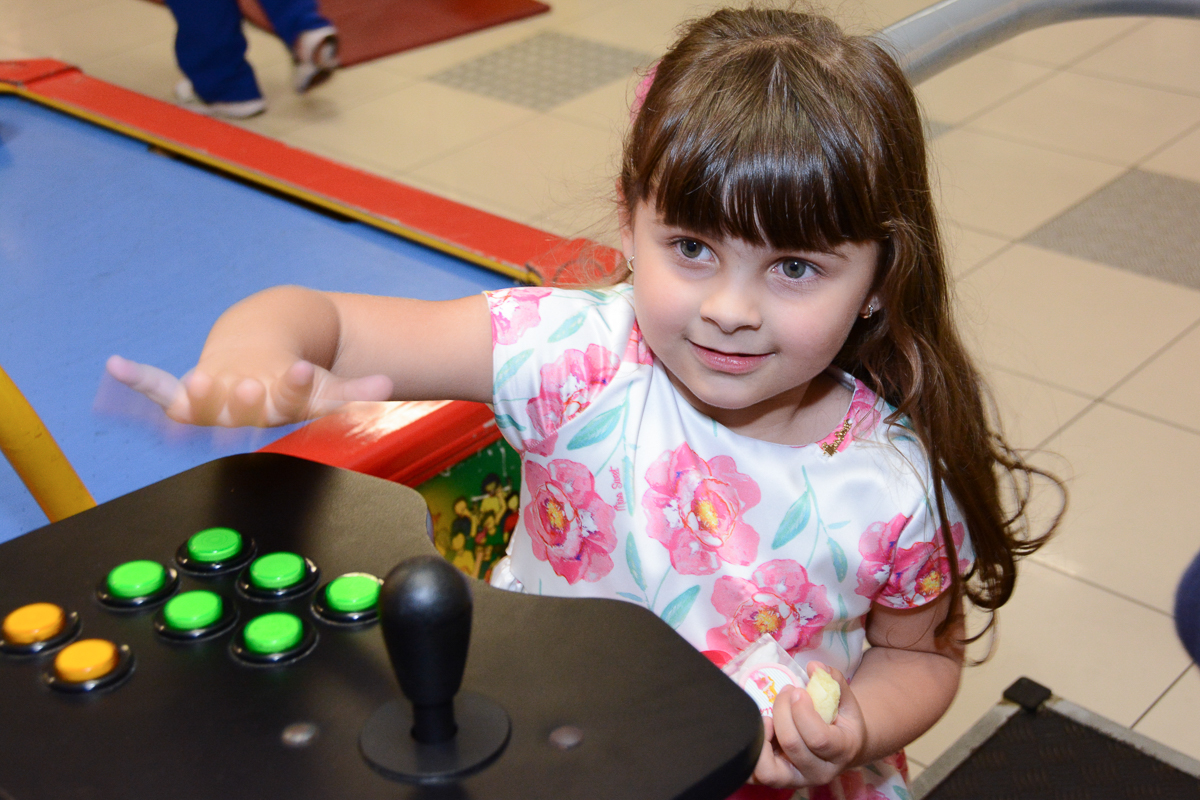 Fotografia da aniversariante jogando Buffet Comics São Paulo SP