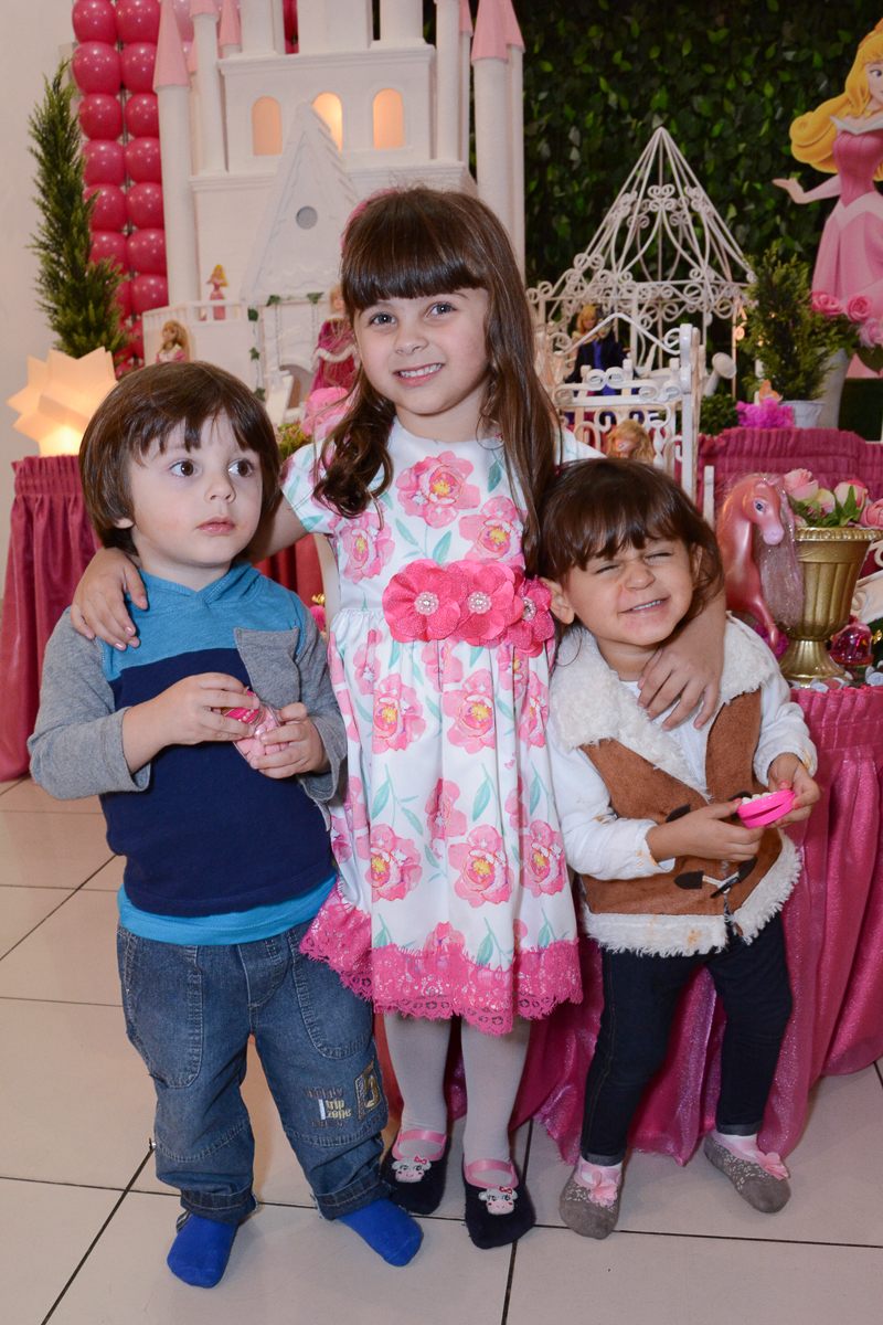 Fotografia da aniversariante com amiguinhos Buffet Comics São Paulo SP