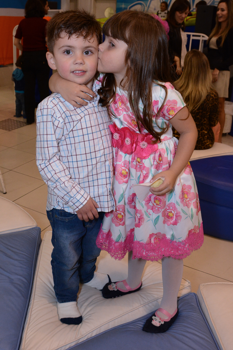 Fotografia da aniversariante beijando amiguinho Buffet Comics São Paulo SP