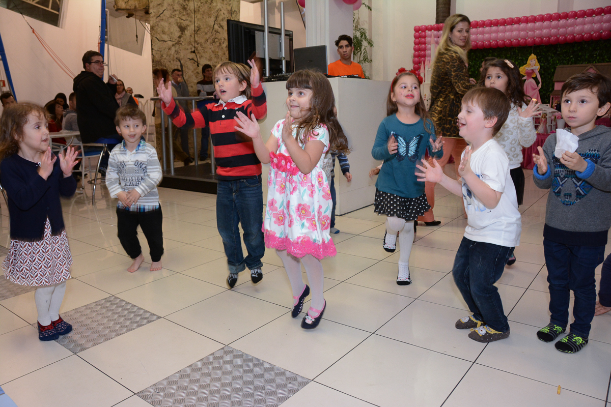 Fotografia da aniversariante no show Buffet Comics São Paulo SP