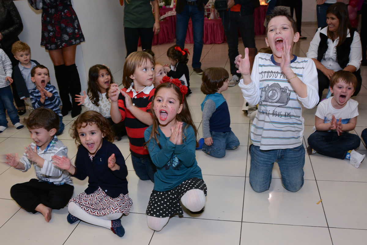 Fotografia das crianças no show Buffet Comics São Paulo SP