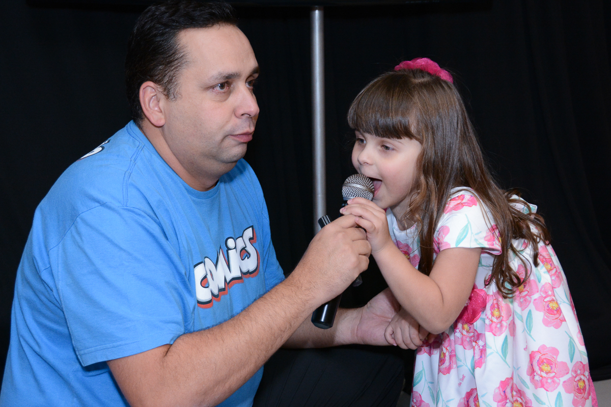Fotografia da aniversriante com animador do Show Buffet Comics, São Paulo-SP