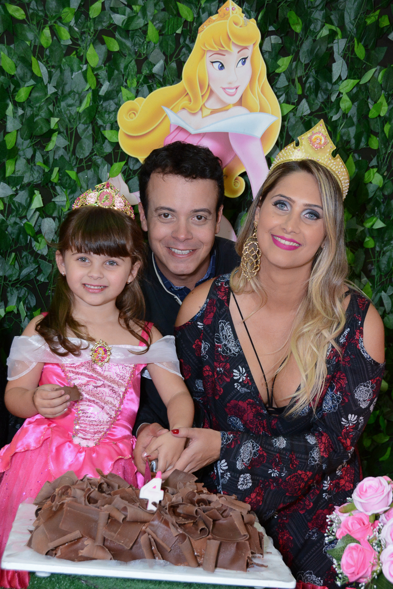 Fotografia da família na mesa do parabéns, Buffet Comics, São Paulo-SP