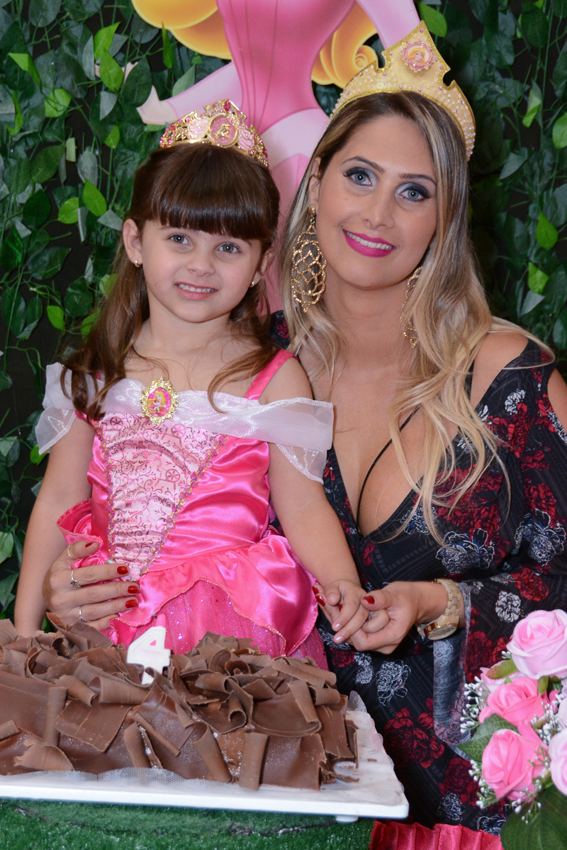 Marcella com a mãe na mesa do parabéns, Buffet Comics, São Paulo SP