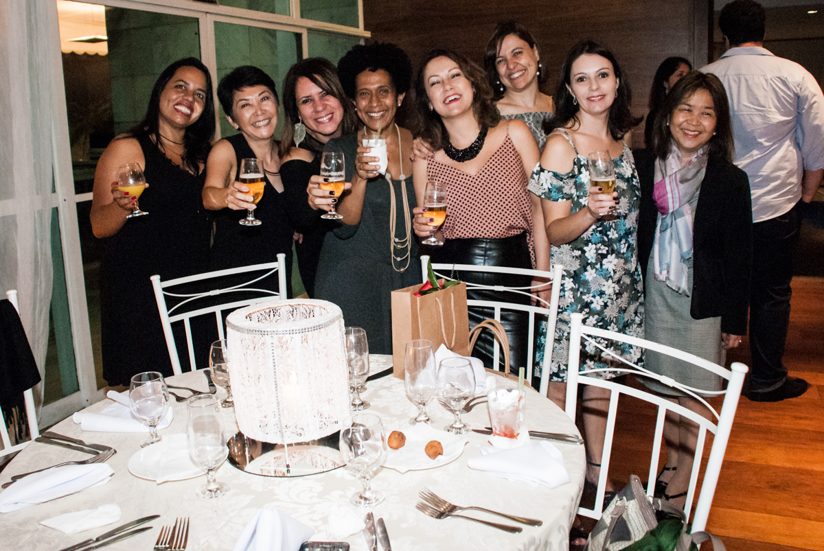 fazendo um brinde com os amigos