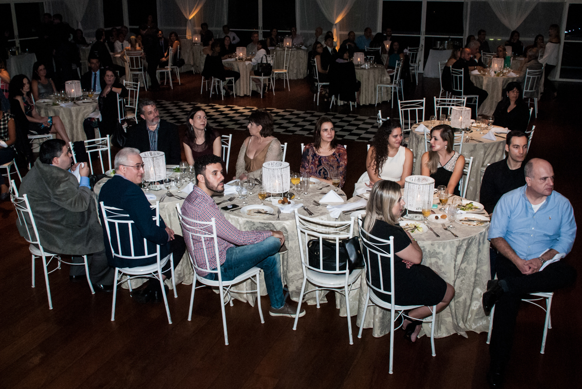 sentados atentos as palavras do presidente