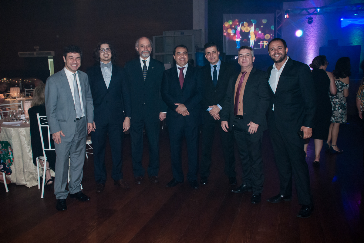 os amigos registram o momento posando para a foto