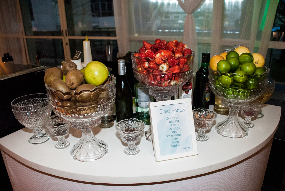 mesa de frutas e drinks