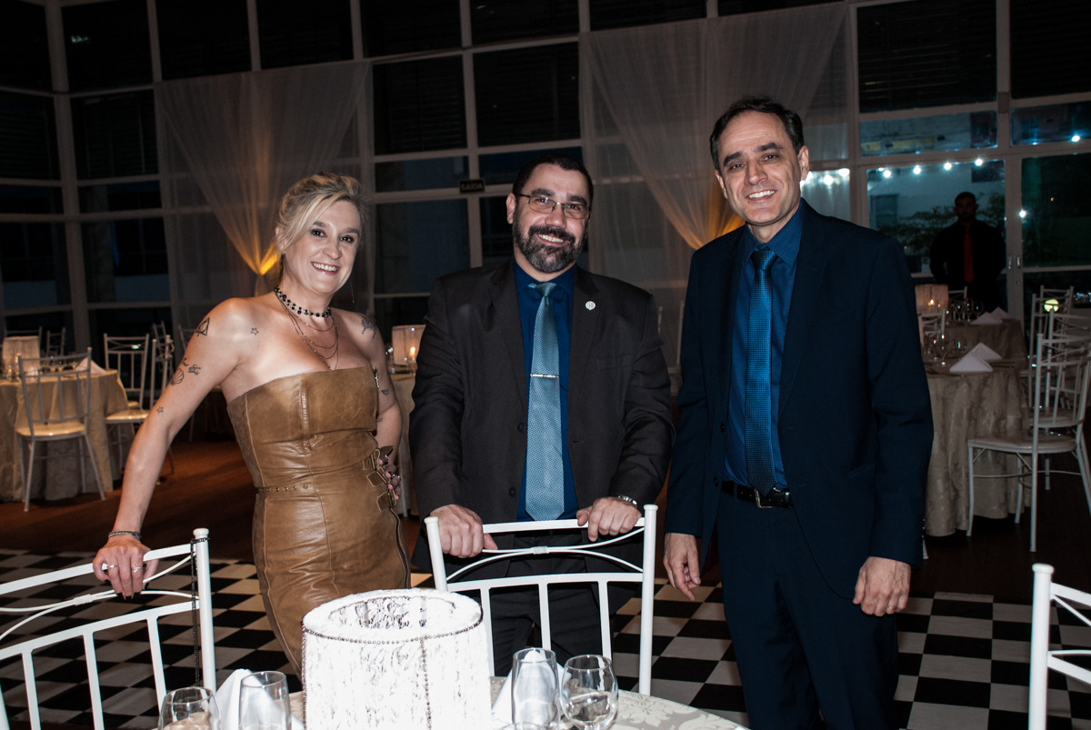 recebendo os funcionários para a festa de confraternização