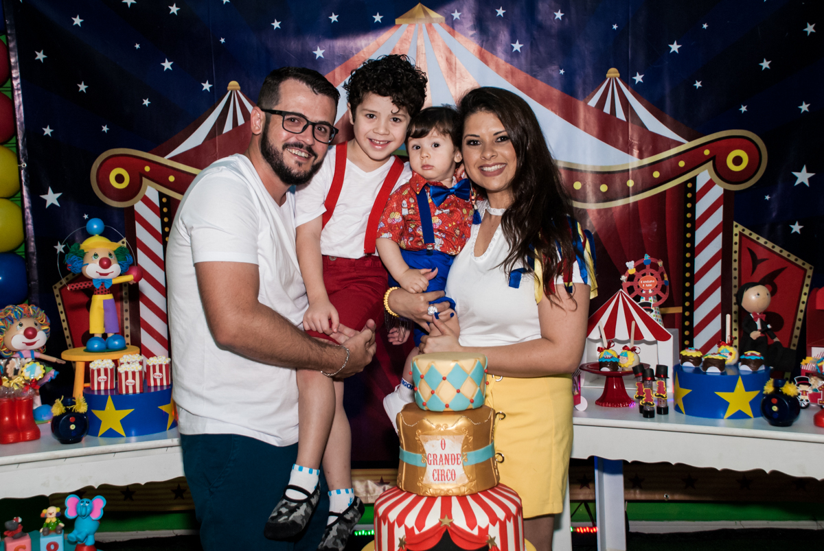 linda família na mesa temática