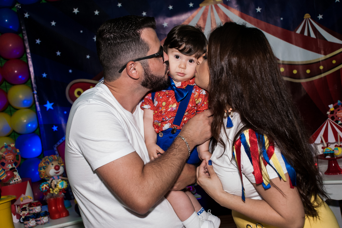 Gustavo ganha beijo dos pais