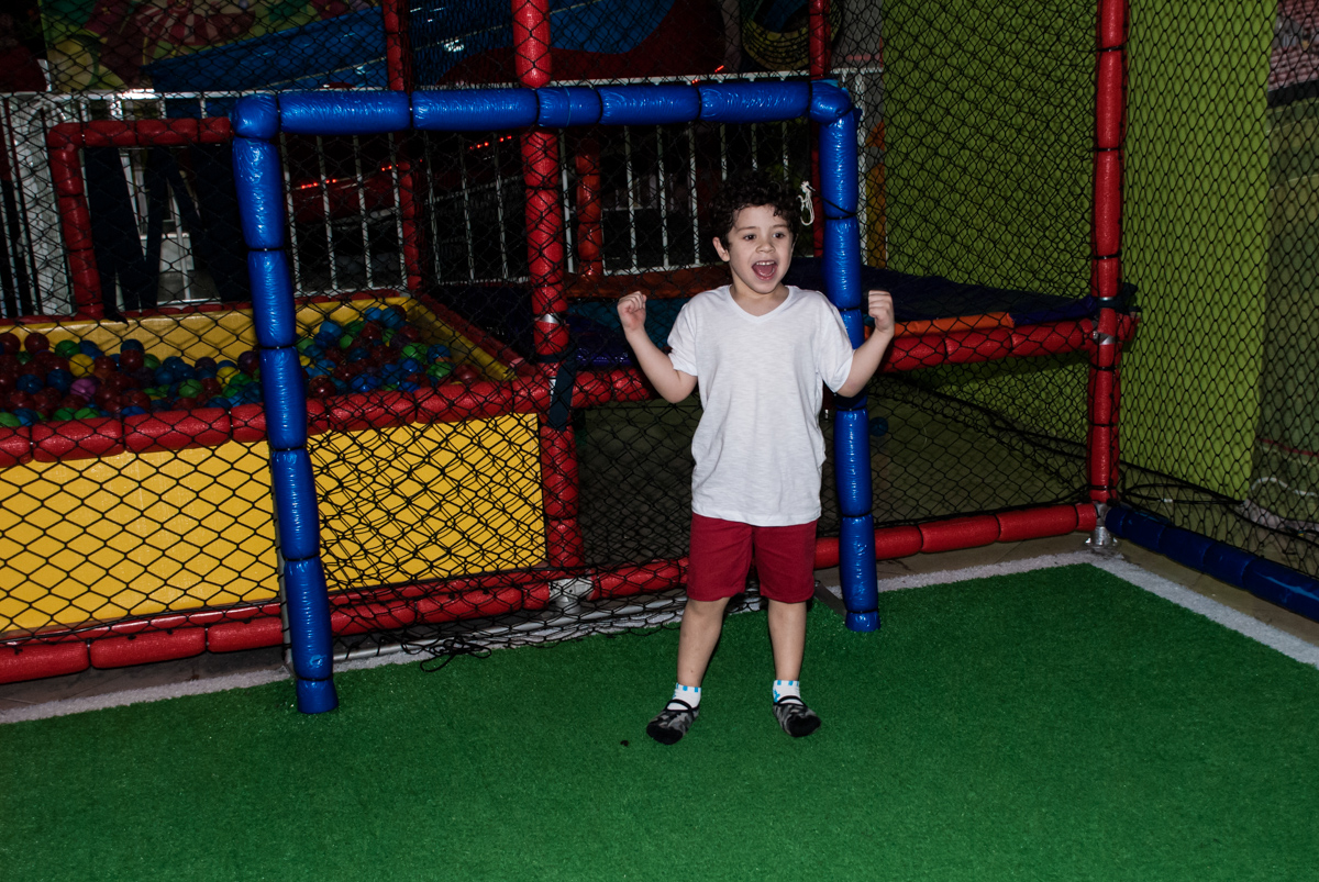 comemorando gol  no jogo de futebol