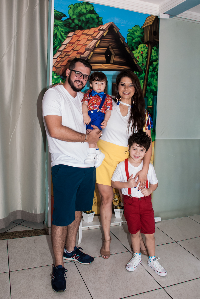 entrada da família para a festa do Gustavo