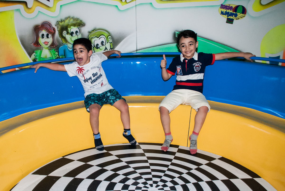 Os amigos brincam no labamba