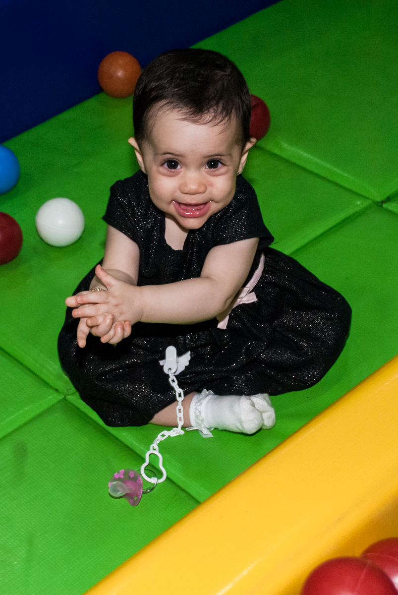 amigo brinca na área baby