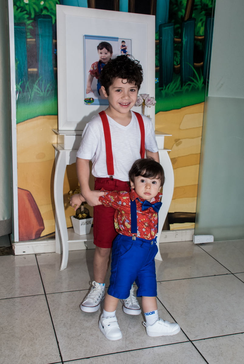 Os irmãos posam para a foto