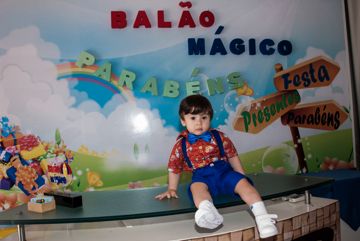 aniversariante feliz com sua festa