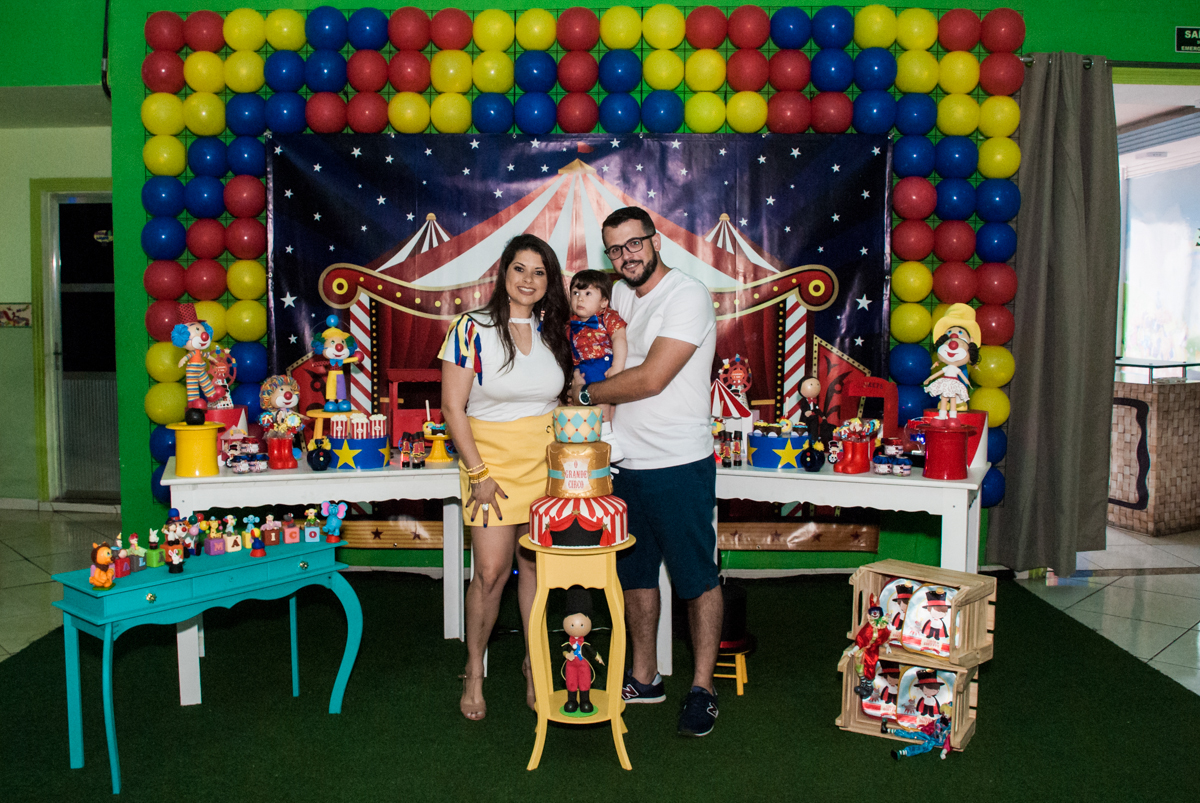 A família posam para a foto na mesa temática