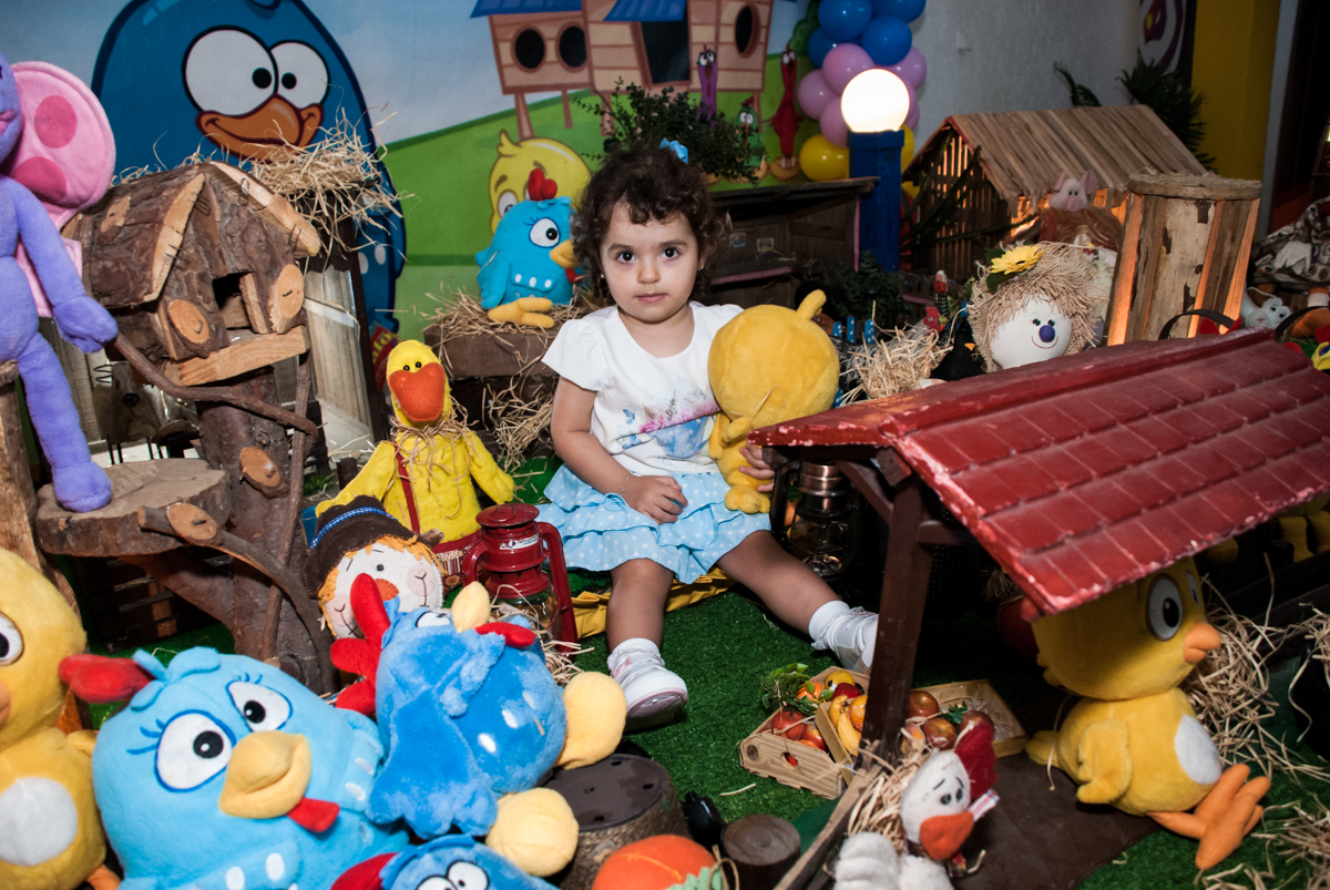 posando na mesa para a foto junto com os personagens da galinha pintadinha