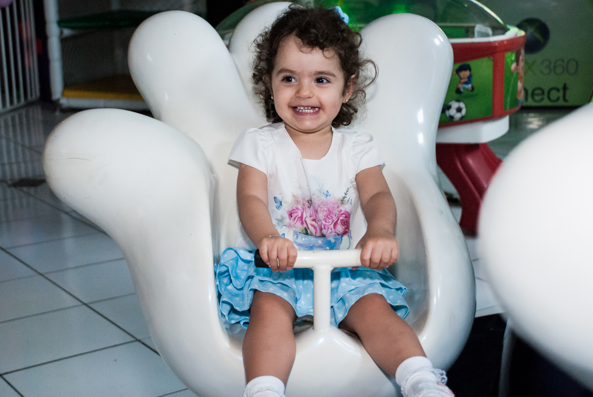 diversão no brinquedo carrossel