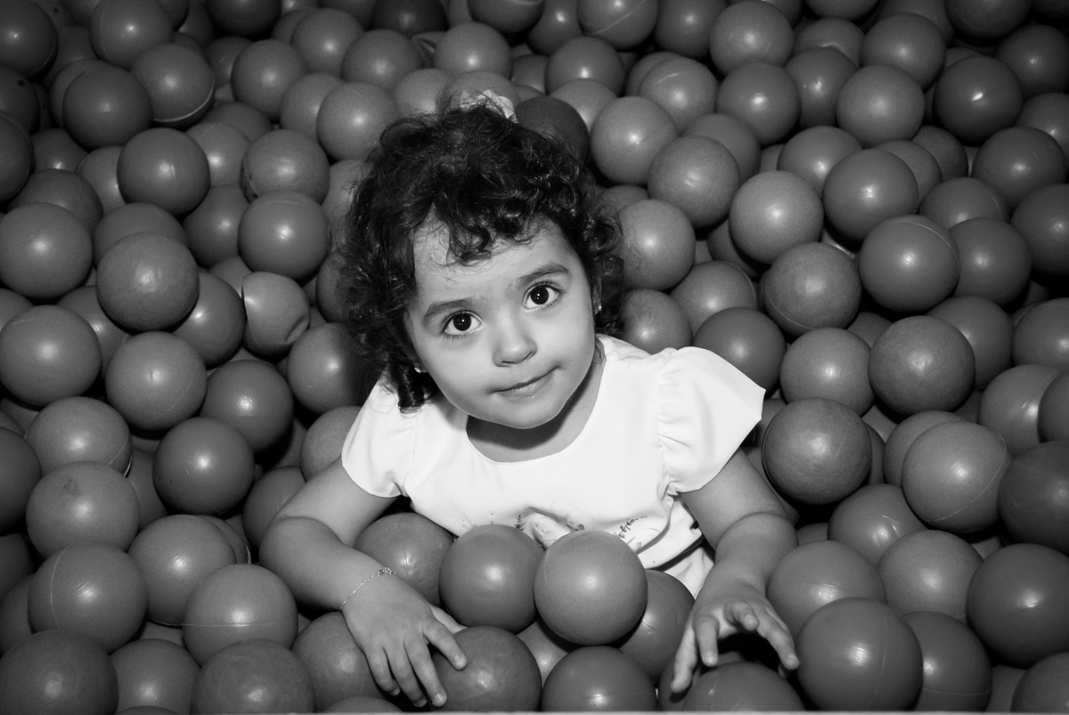 mergulho na piscina de bolinhas