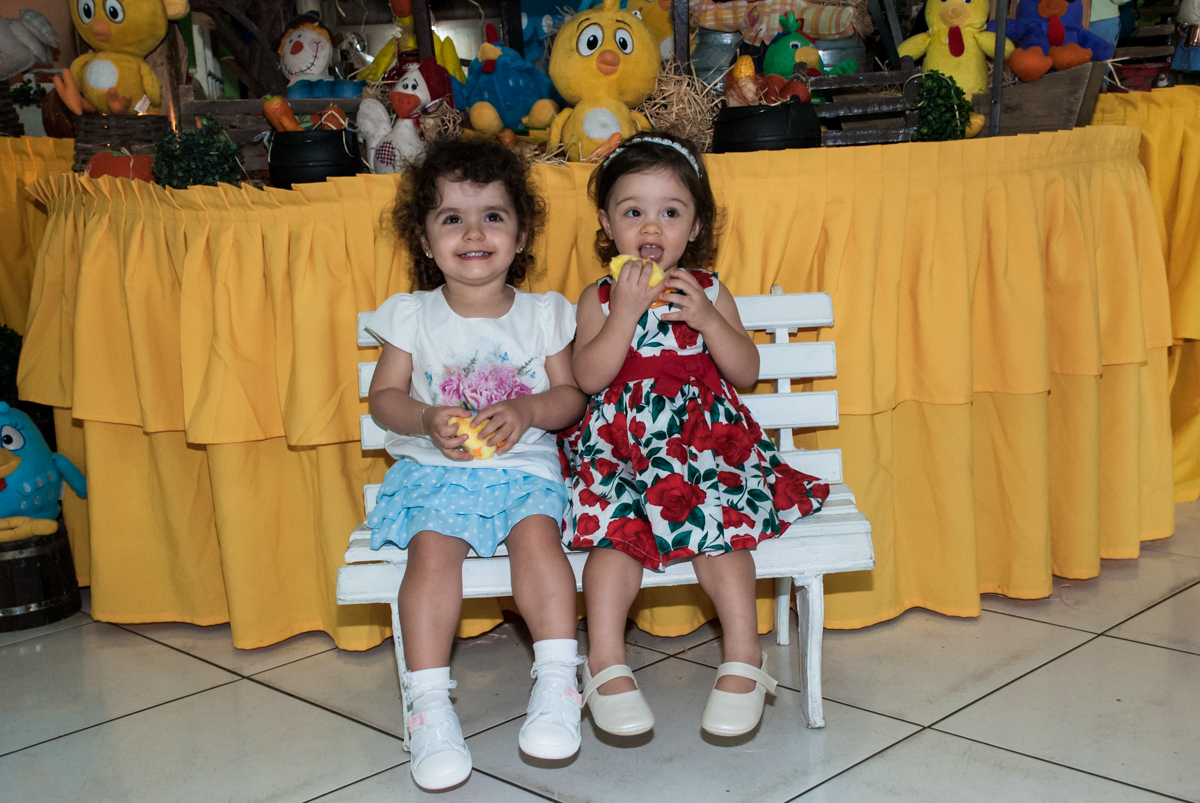 recebendo a amiga para a festa