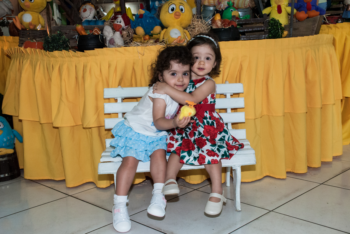 abraço de parabéns com crinho