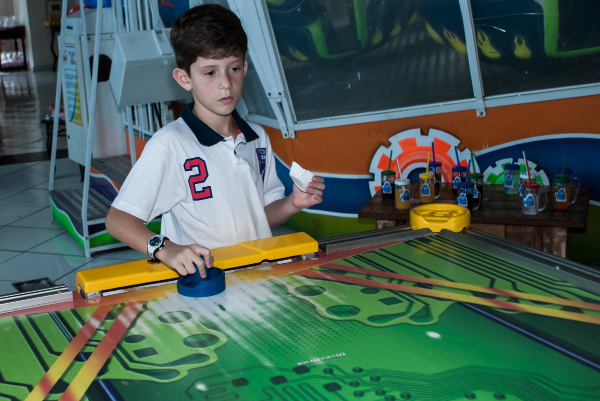 jogo de futebol de mesa com os convidados