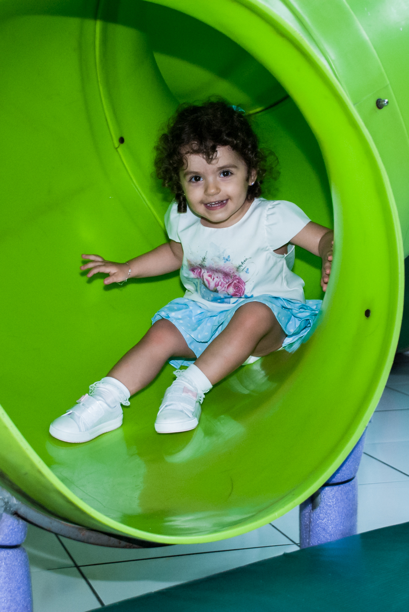 descendo no escorregador do brinquedão