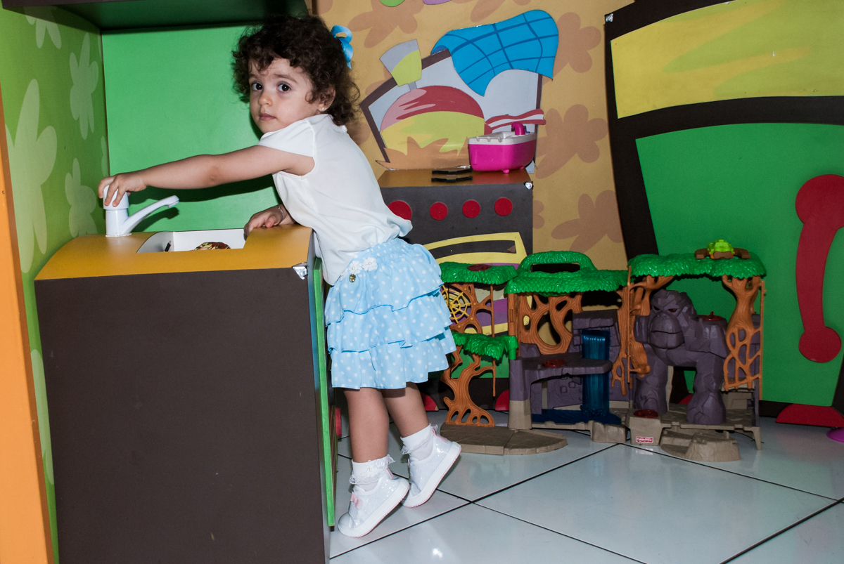 Pietra brinca na casinha de bonecas