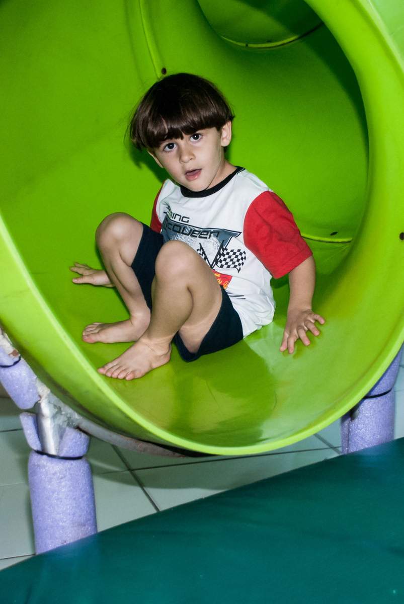 amigo curtindo o escorregador