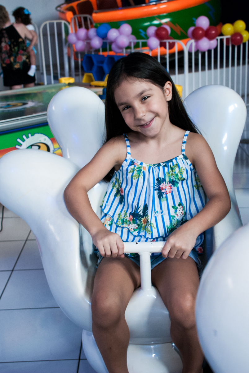 mais crianças brincam no carrossel