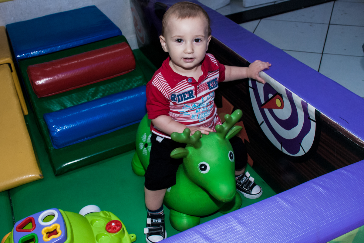 O bebê brinca com muita alegria na área baby