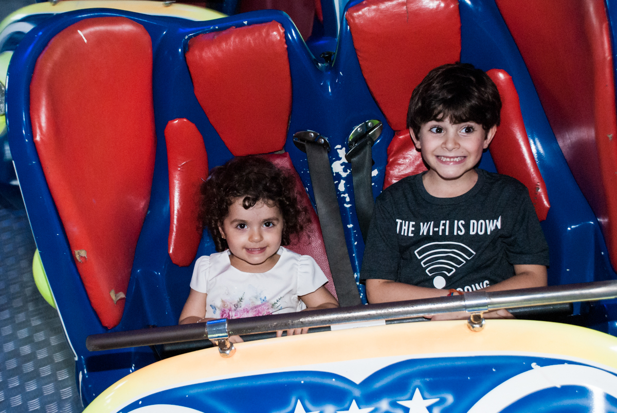 Hora de aproveitar o brinquedo jornada nas estrelas