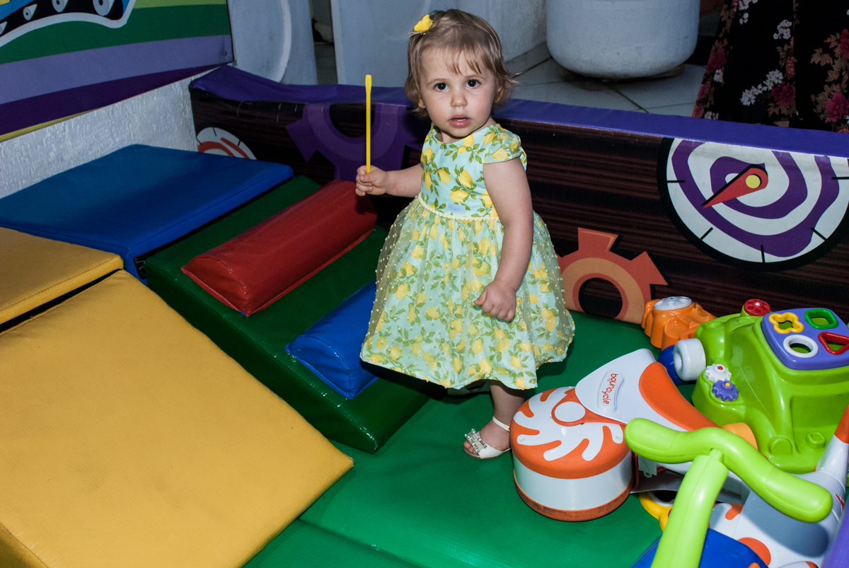 mais amigas brincando na área baby